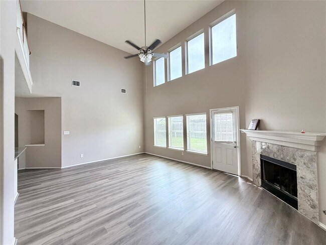 Foto del edificio - 5015 BridgeValley Ct