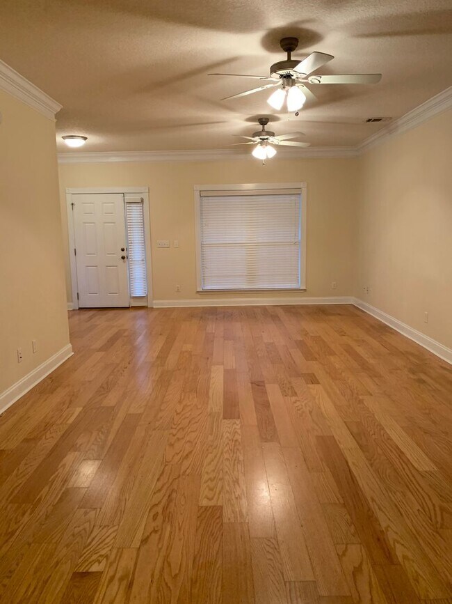 Building Photo - 3 Bedroom 2 1/2 Bath Townhome