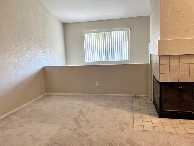 Foto del edificio - Working from home? This town home has a huge office area and large primary suite... plus a second...