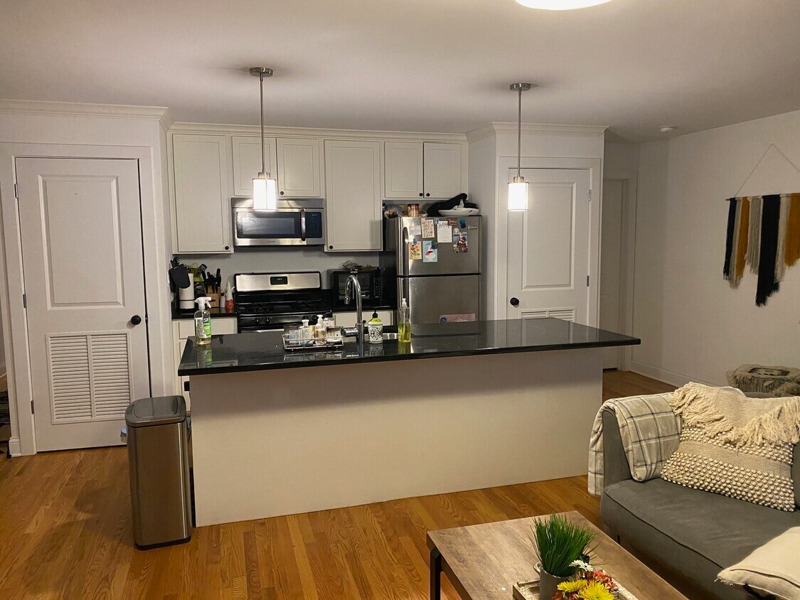 Foto principal - 3142 N Racine Ave