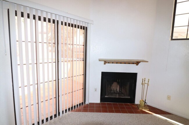 Building Photo - 2 Bedroom, 2 Bath