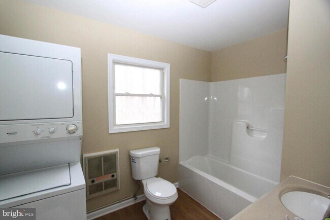 Building Photo - 160 Greenwood Rd