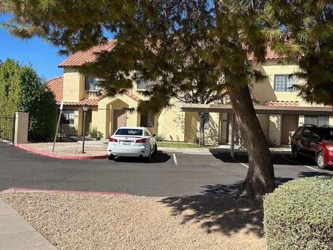 Foto del edificio - $1,900 With Move In Special 3 Beds-2 Baths...