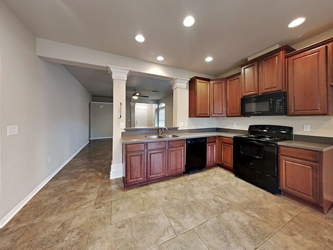 Building Photo - *No Application Fee* *$1,000 off First Mon...