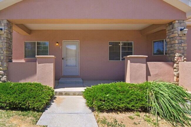 Foto del edificio - $3,245.95 - 4 Bed, 3 Bath Townhome In Commerce City with Central AC and In Unit Laundry!
