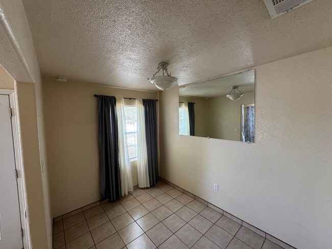 Building Photo - One bedroom unit!