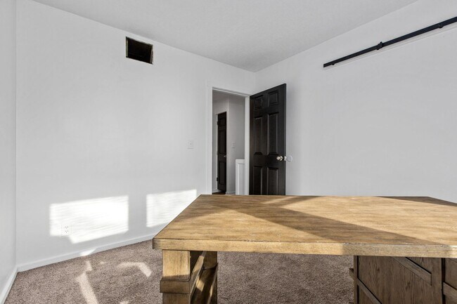 Building Photo - 3BR Townhome for Rent - with Central Air!!