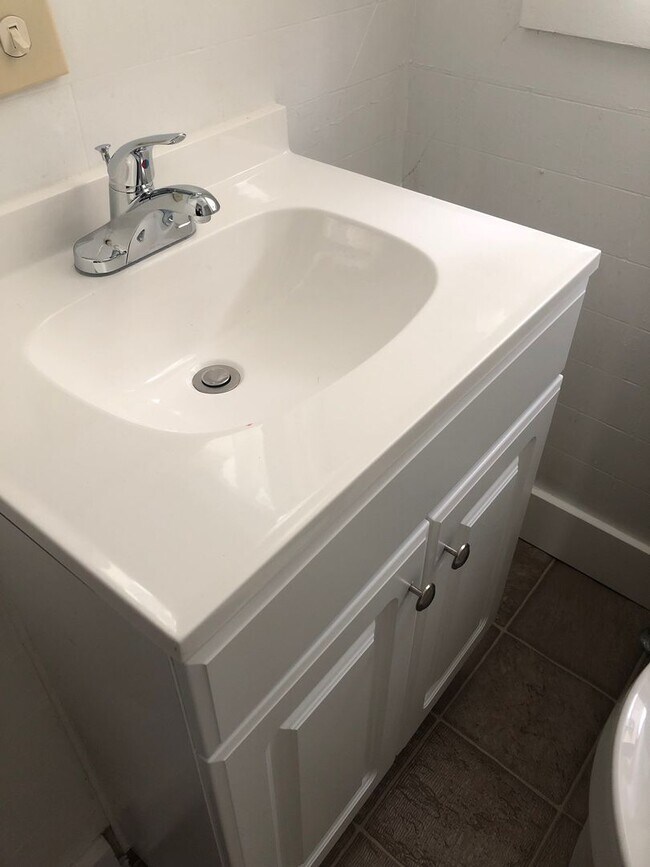 Building Photo - 4 bed/2 bath rental south of campus!