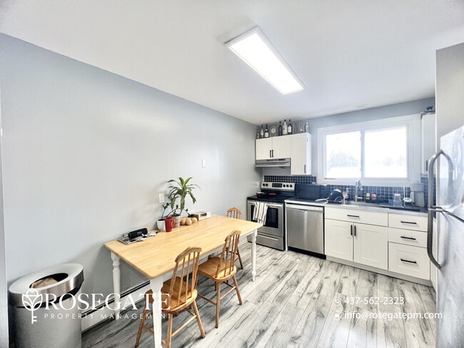 Photo du bâtiment - Spacious 3-Bedroom Apartment with Parking in Waterloo