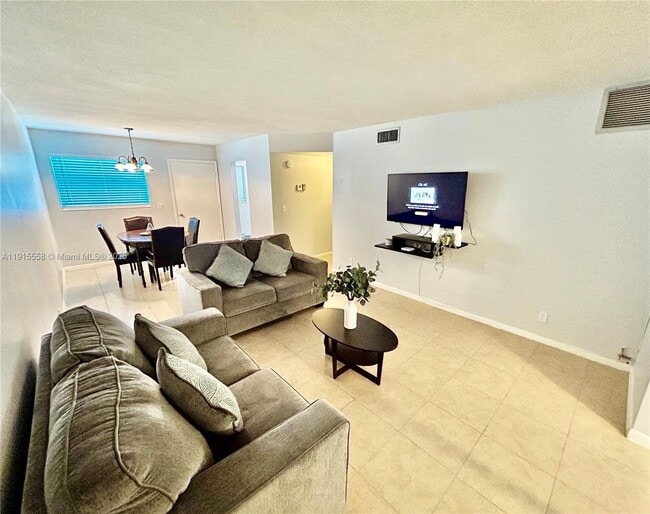 Building Photo - 2213 NE 1st Ct