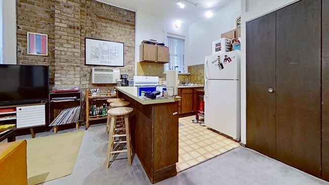Building Photo - Raised First Floor East Lakeview One Bedroom