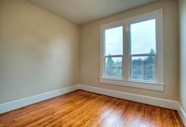 Foto del edificio - Top-Floor 3bed/1bath Duplex Unit in Cherry Hill!