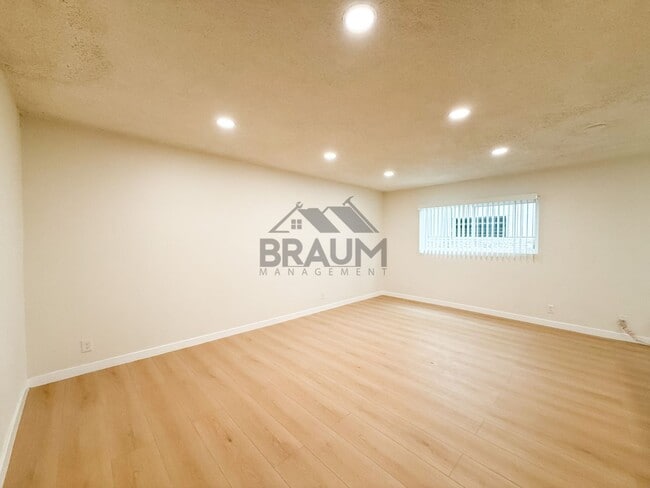 Building Photo - 5252 Hermitage Ave