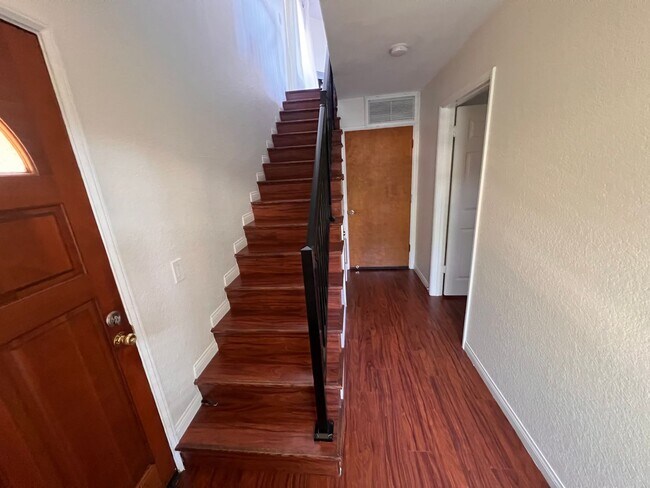 Building Photo - AWESOME 2 BEDROOM 2.5 BATH HOME