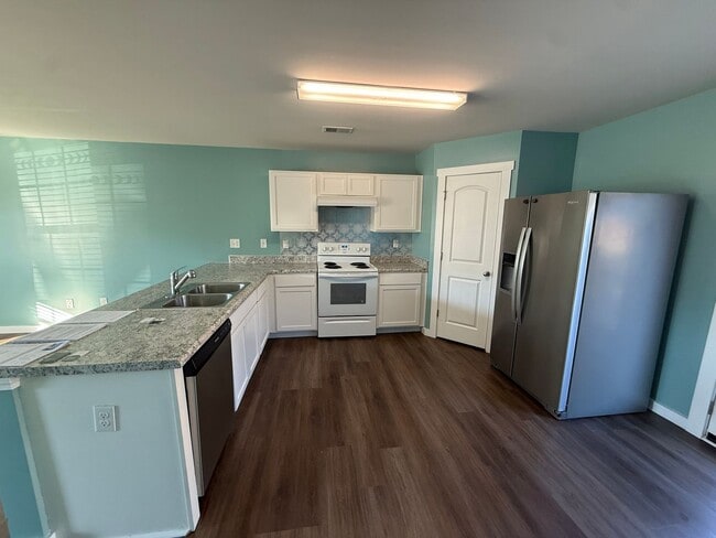 Building Photo - 4 Bedrooms, 3 Bathrooms - Home in West Rome!