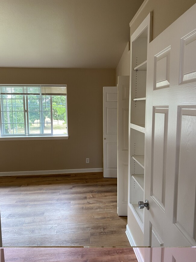 Building Photo - 688 E Beacon Dr