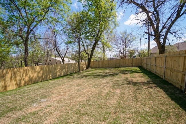 Building Photo - 320 W Bond St