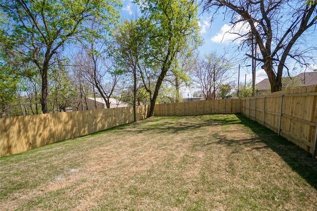 Foto del edificio - 320 W Bond St