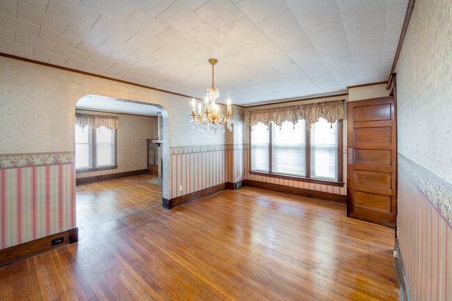Large Dining Area - 424 Parkside Ave