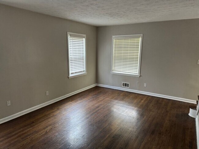 Building Photo - Updated 3 Bedroom/2 Bath Bungalow in Great...