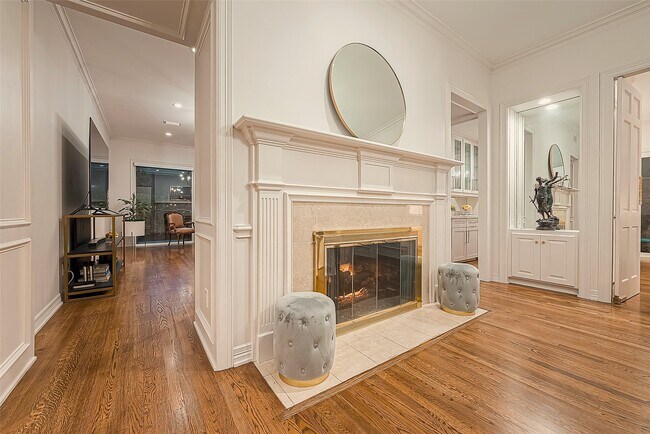 Building Photo - 983 S Post Oak Ln