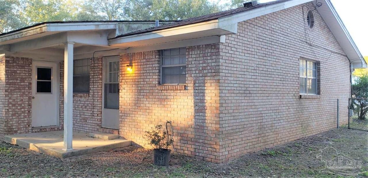 Foto del edificio - 4611 Saufley Field Rd