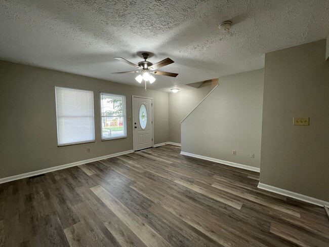 Building Photo - Newly Renovated 2 story 3 Bedroom and 1 ba...