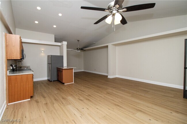 Building Photo - 826 Wiggins Pass Rd