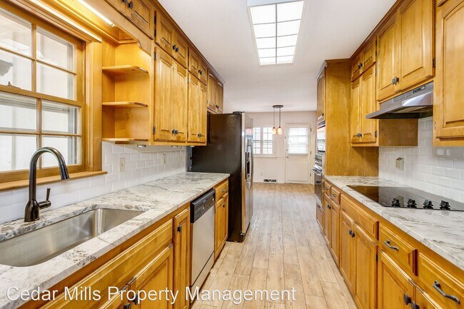 Building Photo - 3 br, 2 bath House - 6410 E. 10th St.