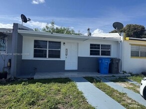 Building Photo - 5440 SW 38th Ct