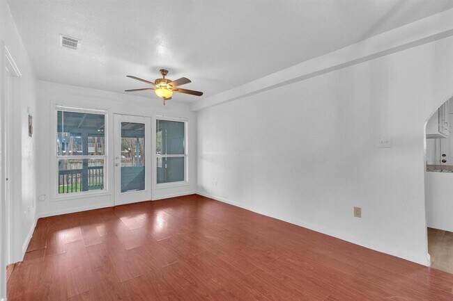 Foto del edificio - 8503 Rosemary Ln