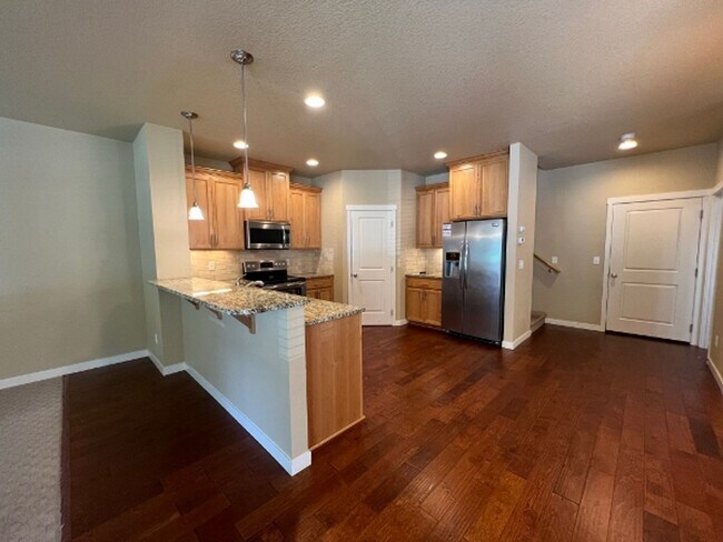 Foto del edificio - End Unit - Hawks Prairie Townhome