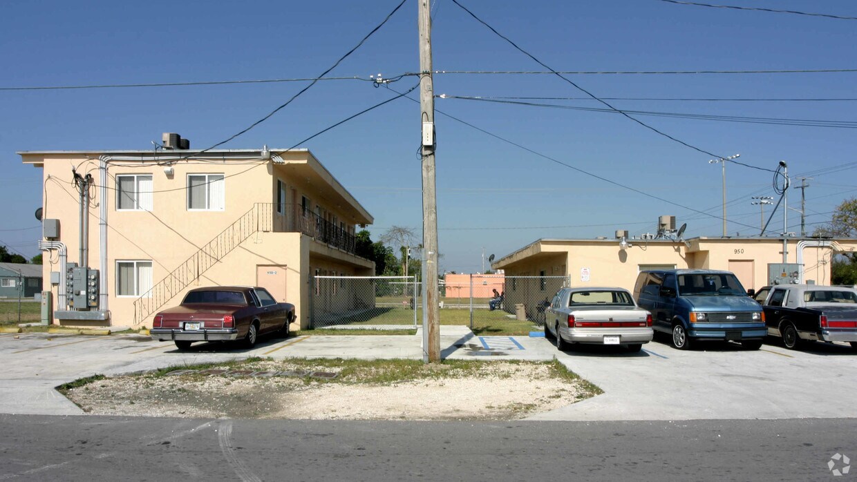 Foto del edificio - 950 SW 4th St