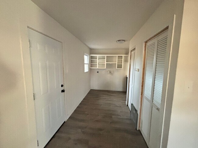 Foto del edificio - 3 bed 1 bath house with garage