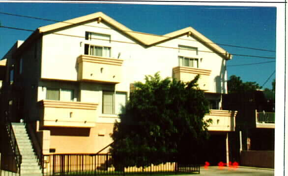 Foto del edificio - 5229 Riverton Ave