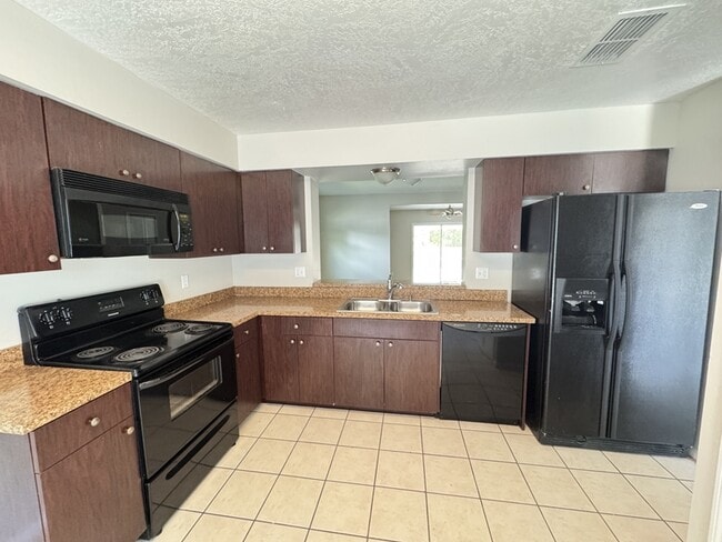 Foto del edificio - 4447 Brook Hollow Cir
