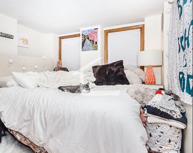 Foto del edificio - Avl 7/1 - Charming Charles St 2BR w/update...