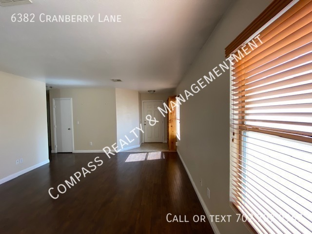 Building Photo - 3-bedroom single-family home