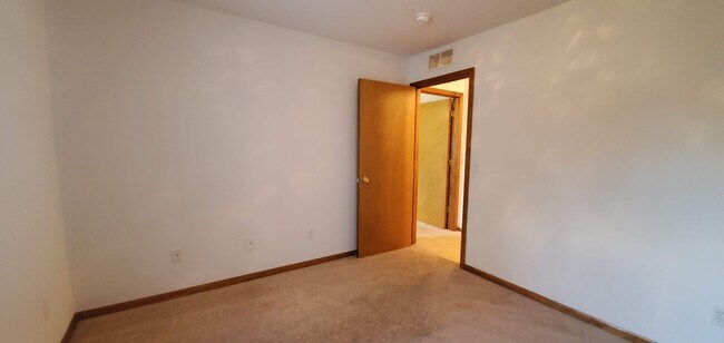 Building Photo - Two Bedroom Condo in Stadium Meadows!