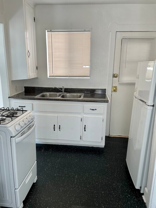 Kitchen - 1937 W Martin Luther King Jr Blvd