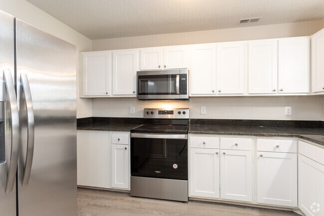2BR, 2BA - 1100SF dúplex - Cocina - Skyside Landing Apartments