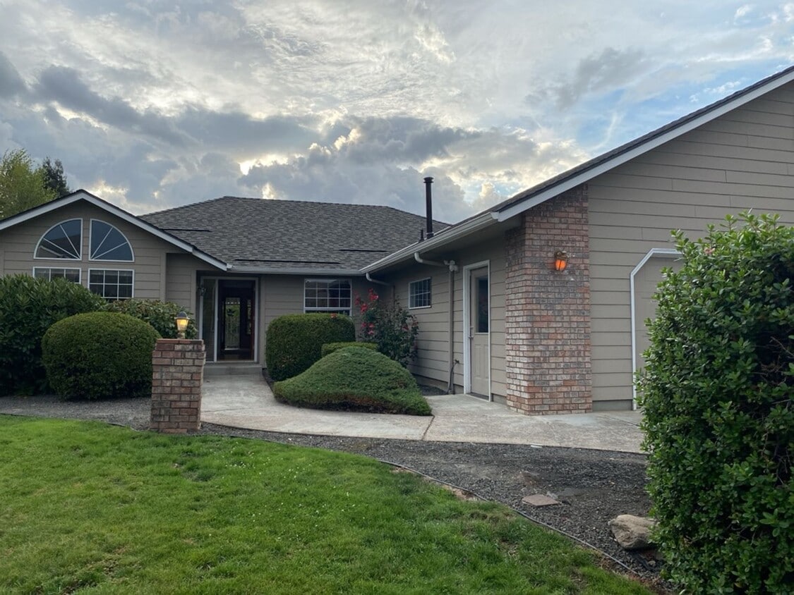 Primary Photo - Beautiful House in N Keizer