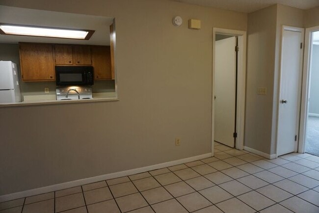 Building Photo - 2 Bedroom Townhome near NAS