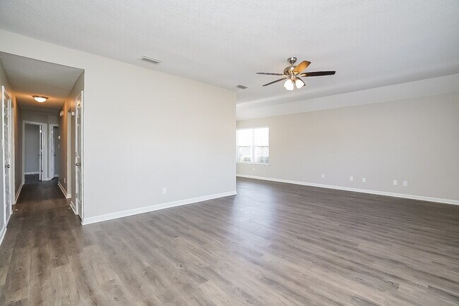 Foto del edificio - 331 Lake Forest Dr