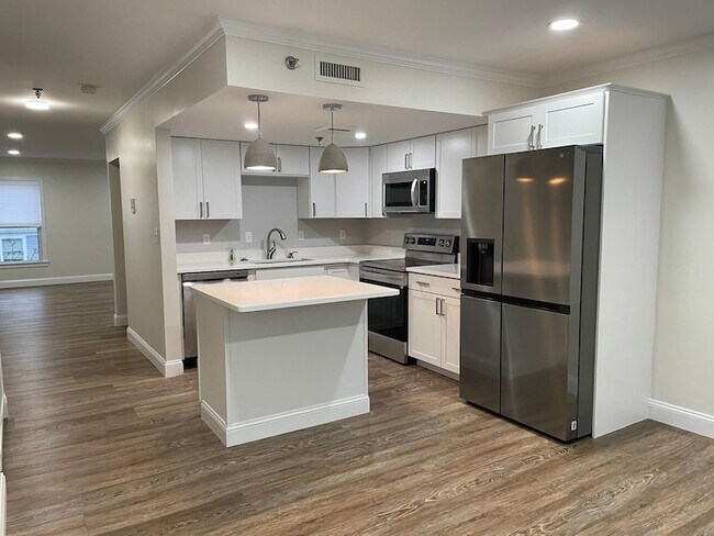 Building Photo - 33 Deer St