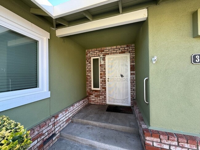 Building Photo - Single story home in established neighborhood!