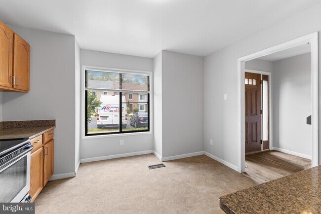 Building Photo - 2813 Cambridge Dr