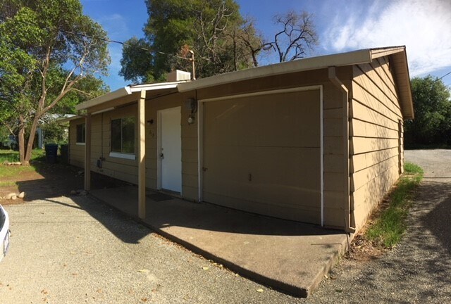 Foto del edificio - Two Bedroom, One Bathroom Home In Convenie...