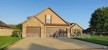 Building Photo - 4000 SW Hollowbrook St