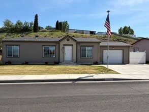 Building Photo - 3078 SW River View Dr